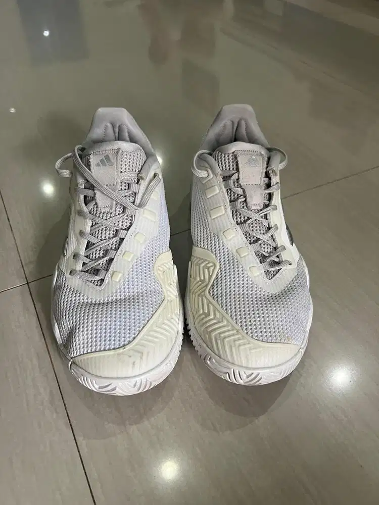 Bekas sepatu tenis Adidas Barricade 13