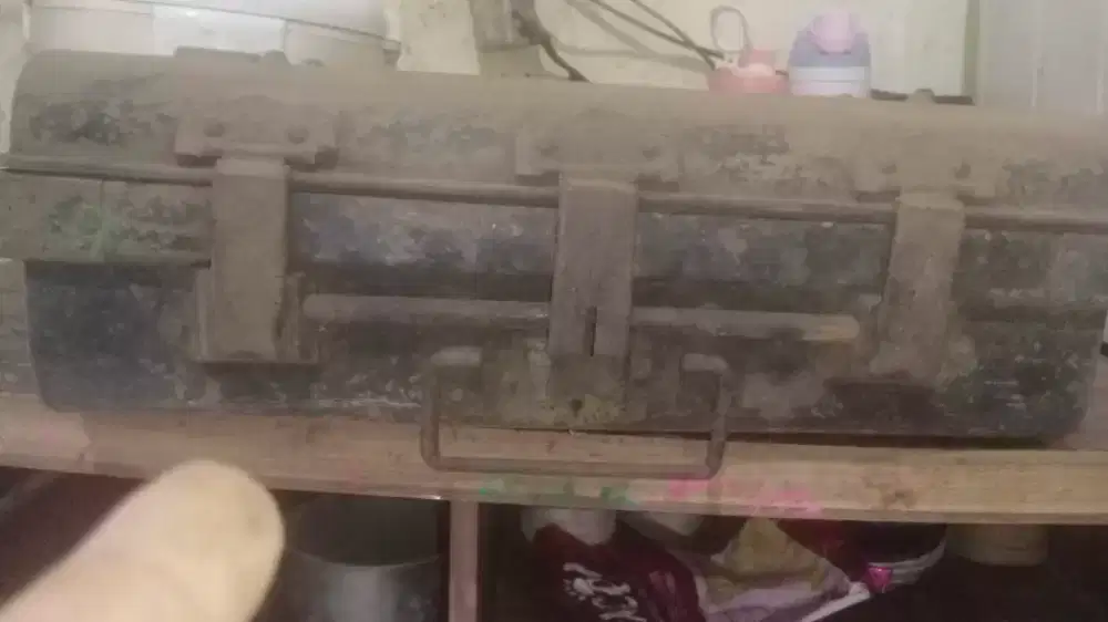 kotak perkakas antik