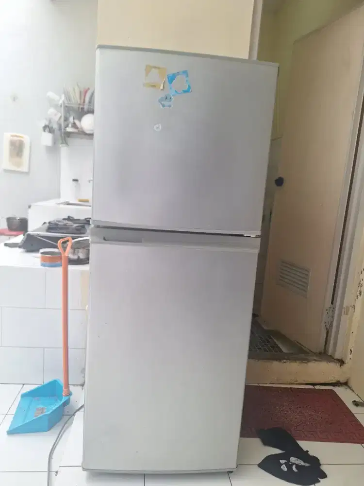 DIJUAl KULKAS 2 PINTU SHARP