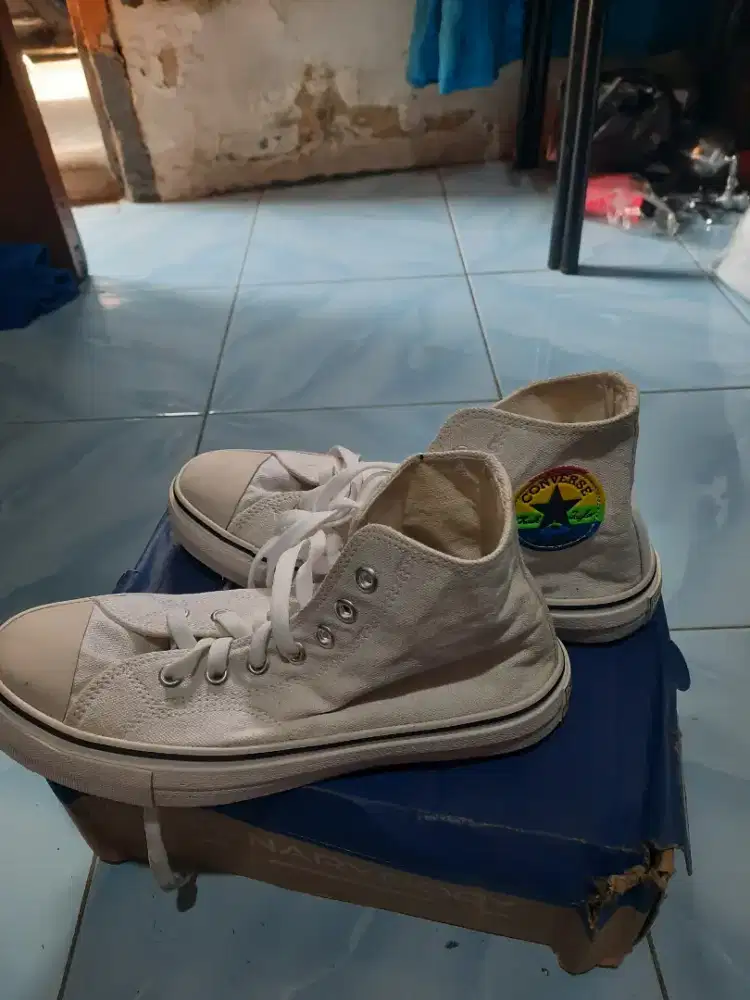 Sepatu converse putih