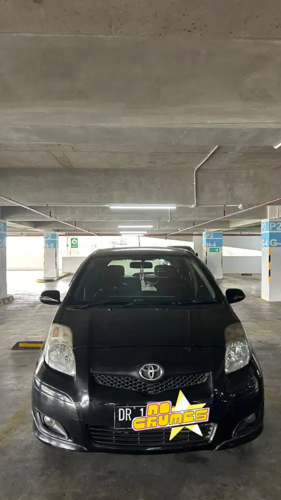 TOYOTA YARIS HITAM 2011
