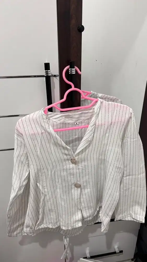 Dijual pakaian jarang dipakai di lemari