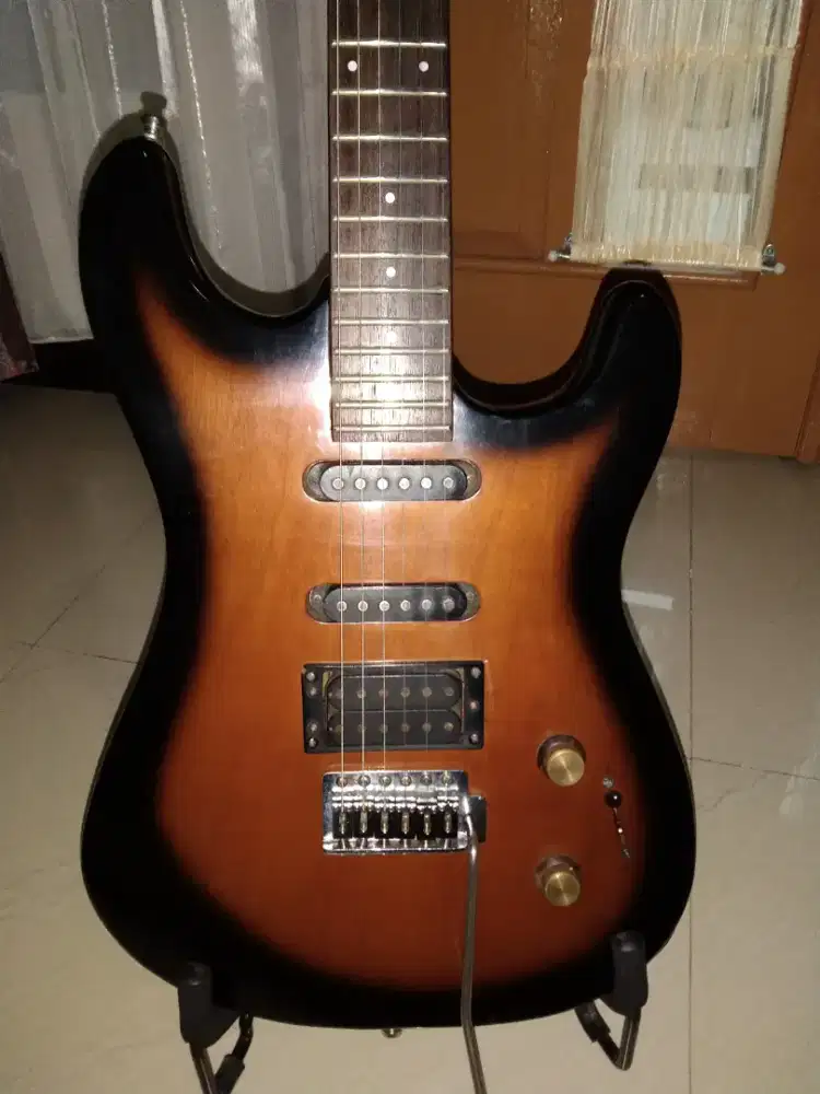 Pensiuuun jual gitar elektrik ori untuk yg hobby saja