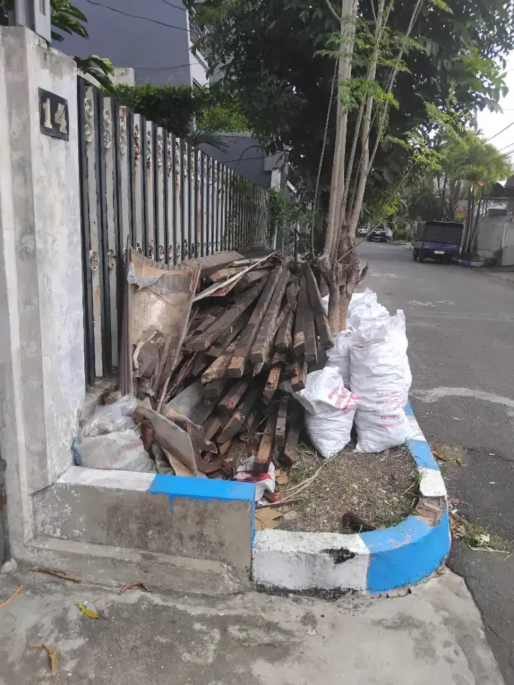 Kayu Bekas Bongkaran Atap