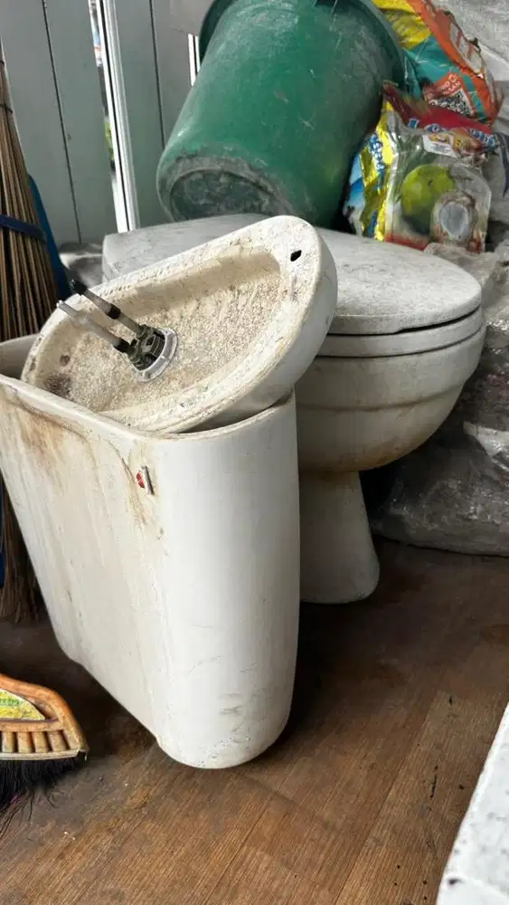 Toilet duduk pecah bagian bawah bisa di akalin