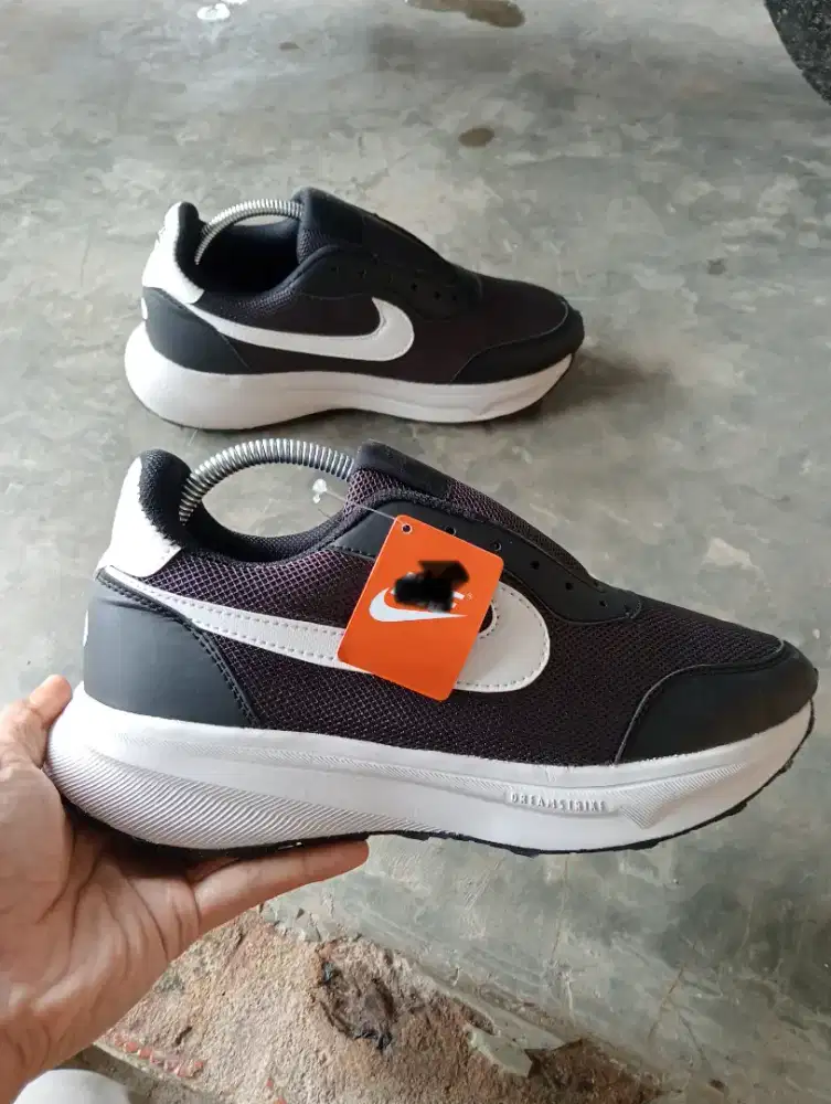 Sepatu Pria dan Wanita