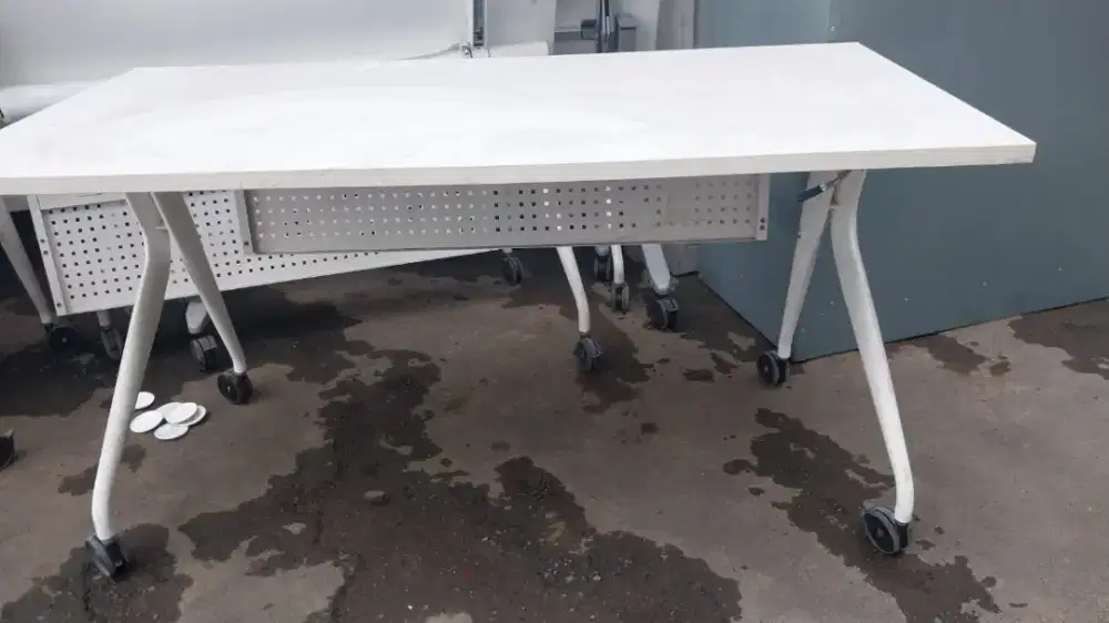 Meja lipat kayu dan besi