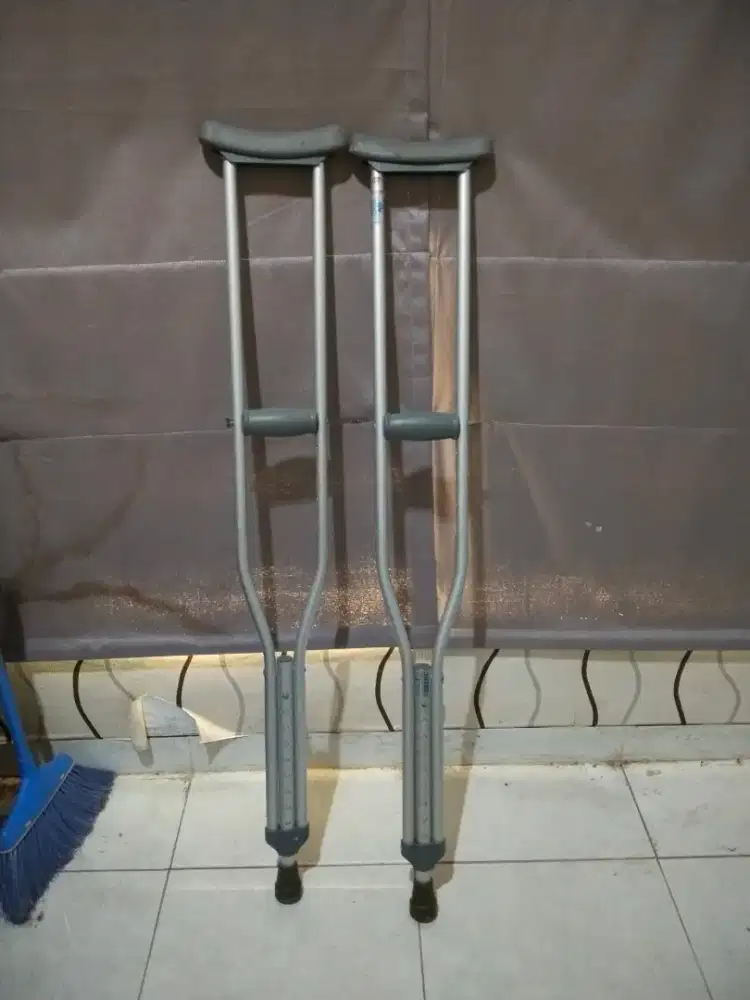 Sepasang tongkat ketiak