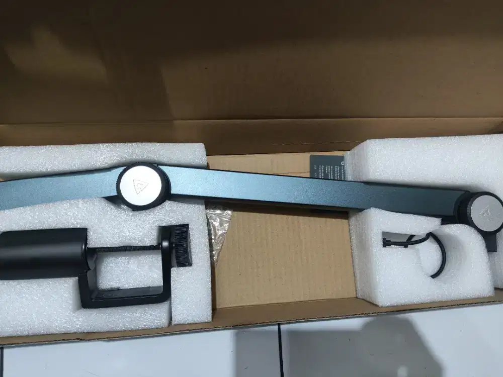 Tiang mic Thronmax Caster