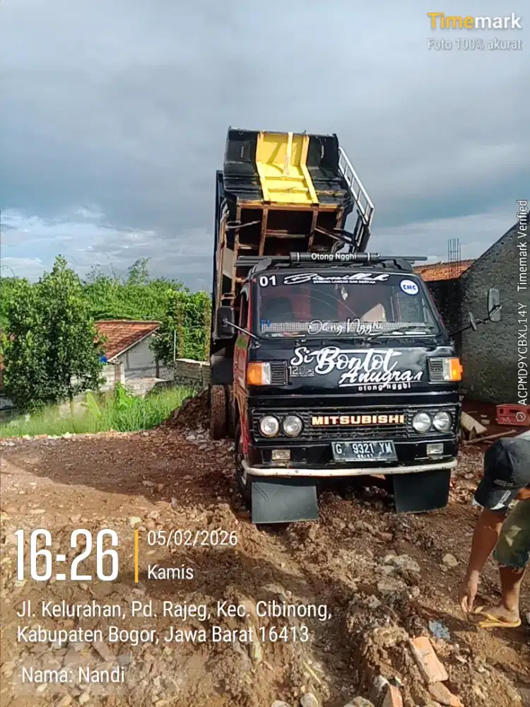 Jasa buang sampah. Puing