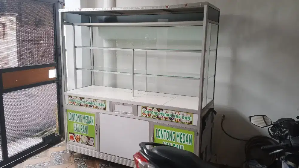 Di jual etalase usaha makanan