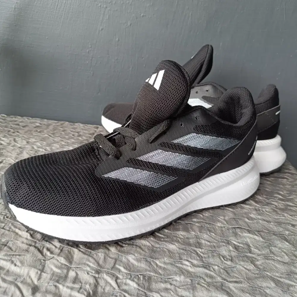 Sepatu olahraga sepatu lari running shoes Adidas Duramo size 39.5