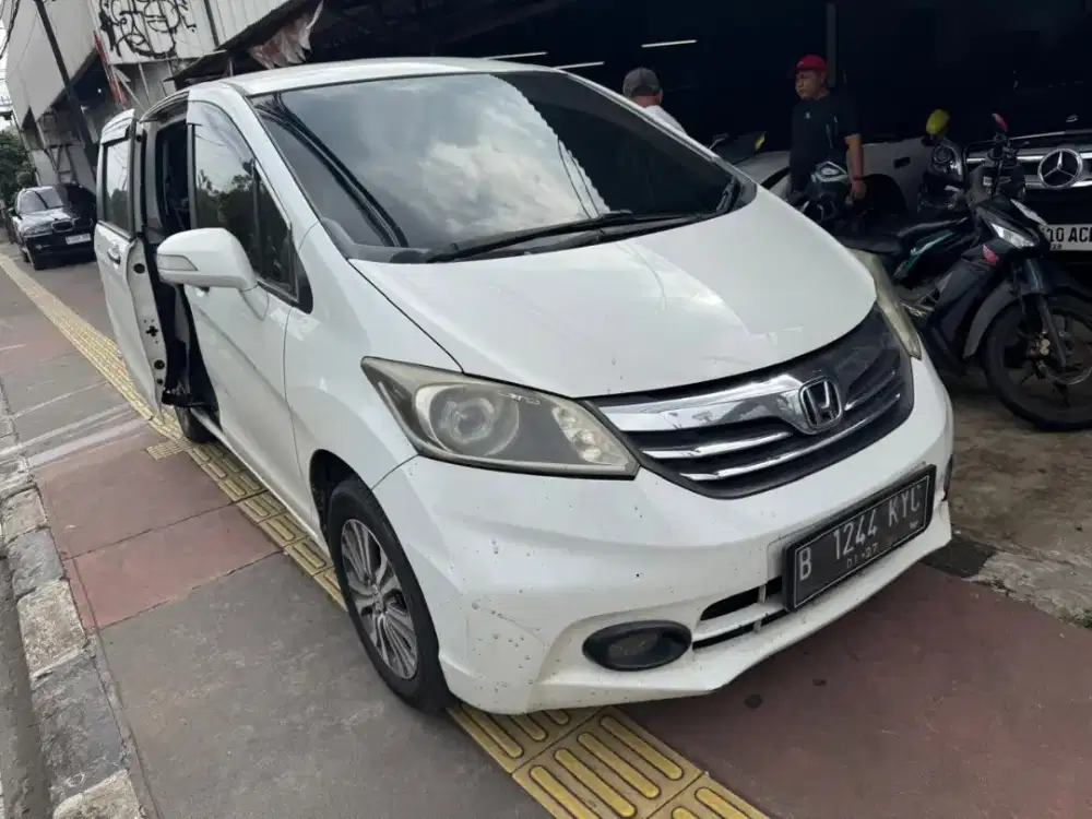 Honda freed th 2013 AT