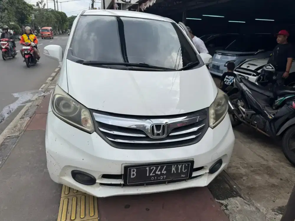 Honda freed th 2013 AT