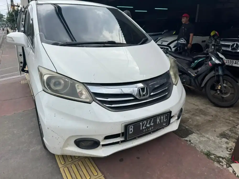 Honda freed th 2013 AT