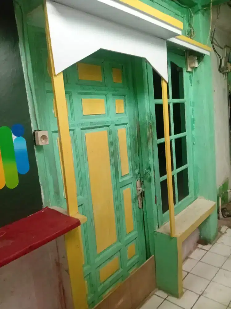 Rumah tua di pinggir jl.pdk kelapa tdk banjir