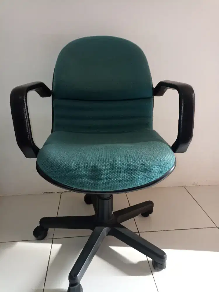 Kursi putar kantor