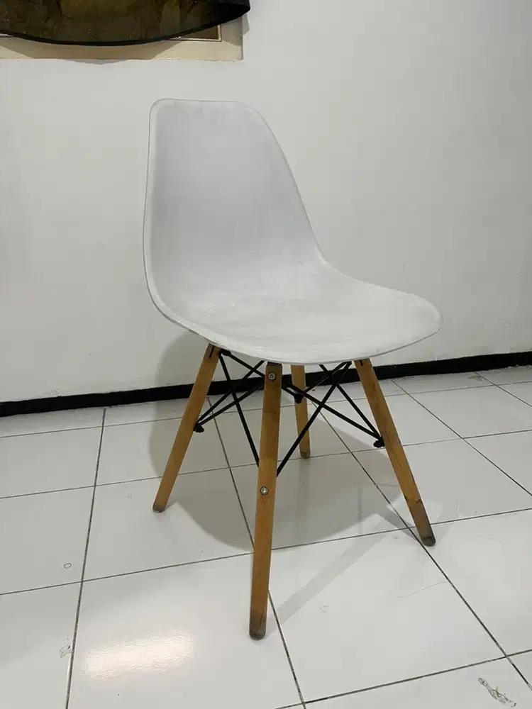 Kursi Putih Cafe/Ruang Tamu