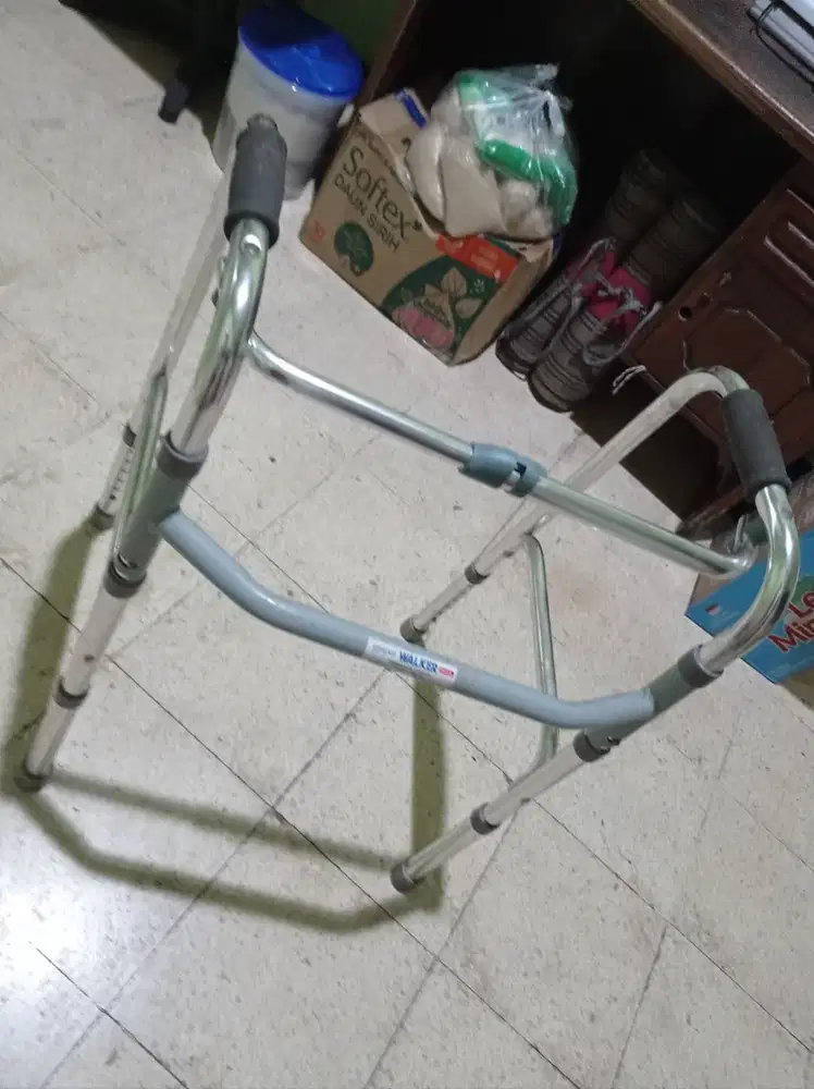 Walker alat bantu jalan lansia