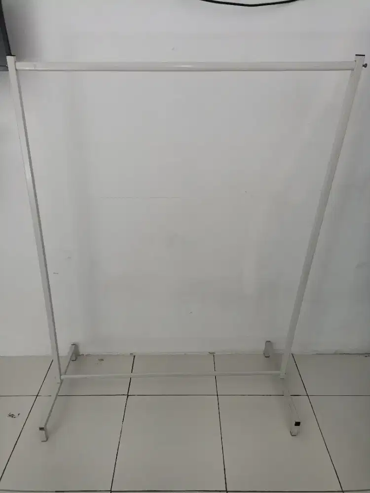 Tiang gawang gantungan baju