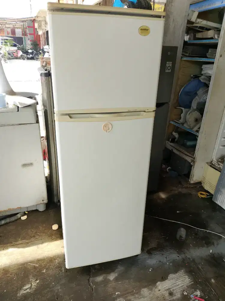 Jual kulkas goldstar masih original dan garansi satu bulan