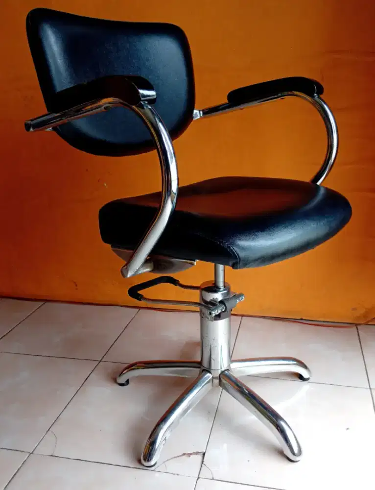 Kursi hidrolik untuk salon/barbershop