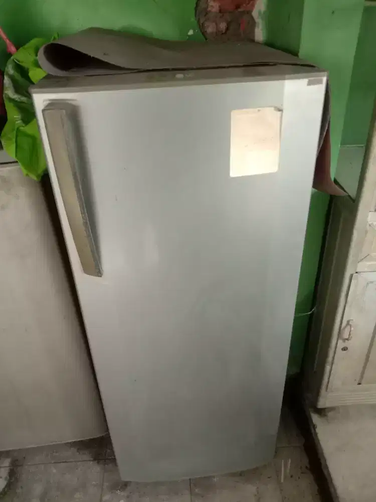 Di jual freezer merk LG
