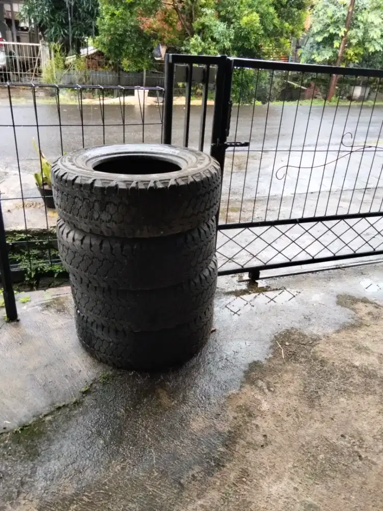 Ban bekas Daihatsu Taft expired 2016