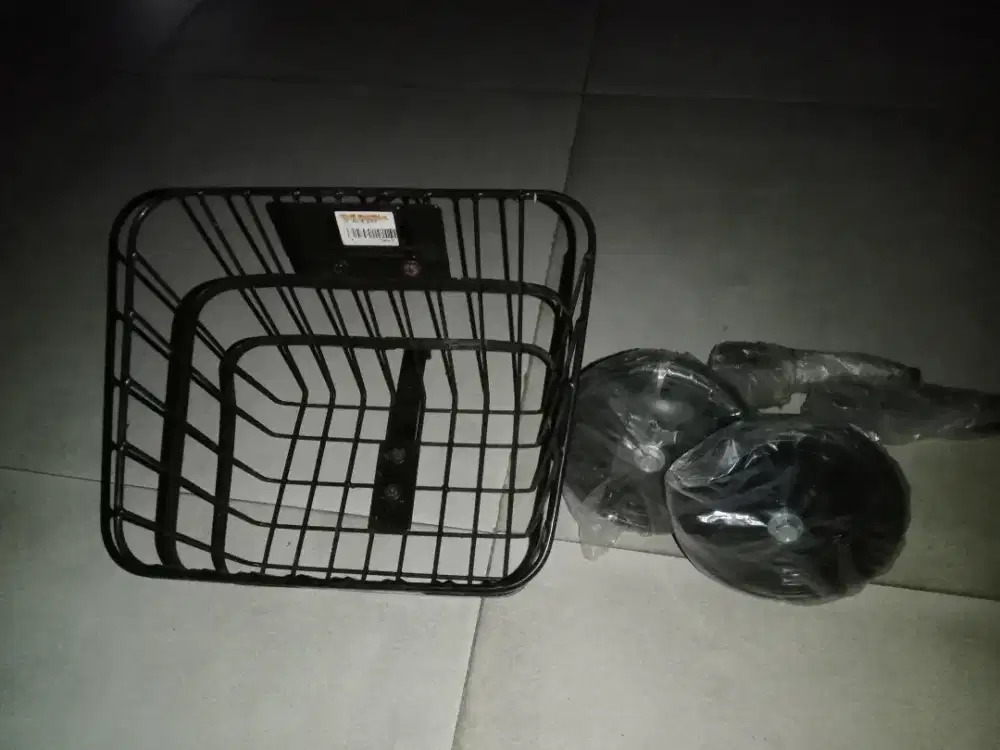 Keranjang dan roda samping sepeda