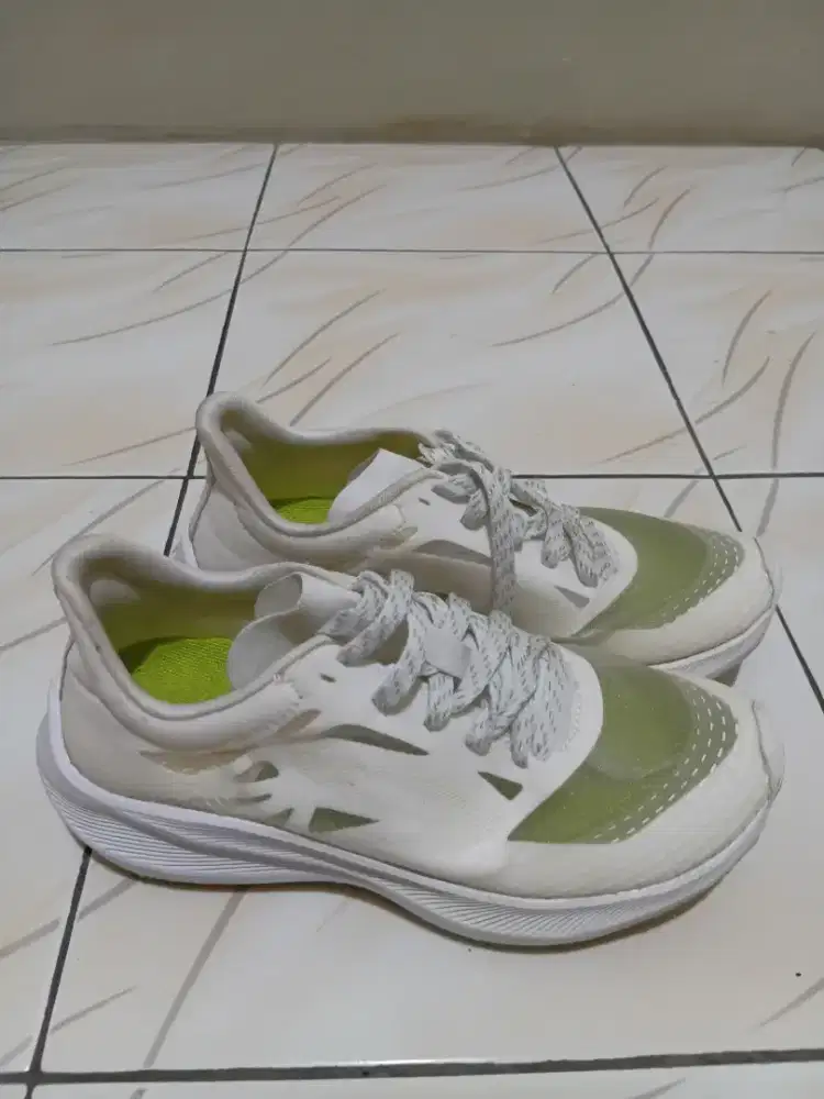 Sepatu Running Nineteen Haze Special Editon