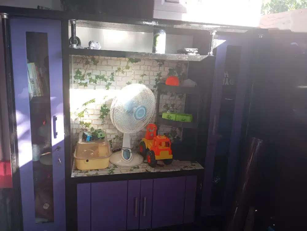 Lemari tv kayu warna ungu