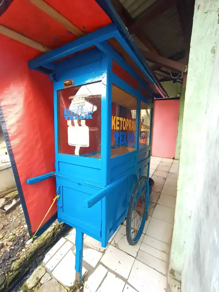 Gerobak jualan.