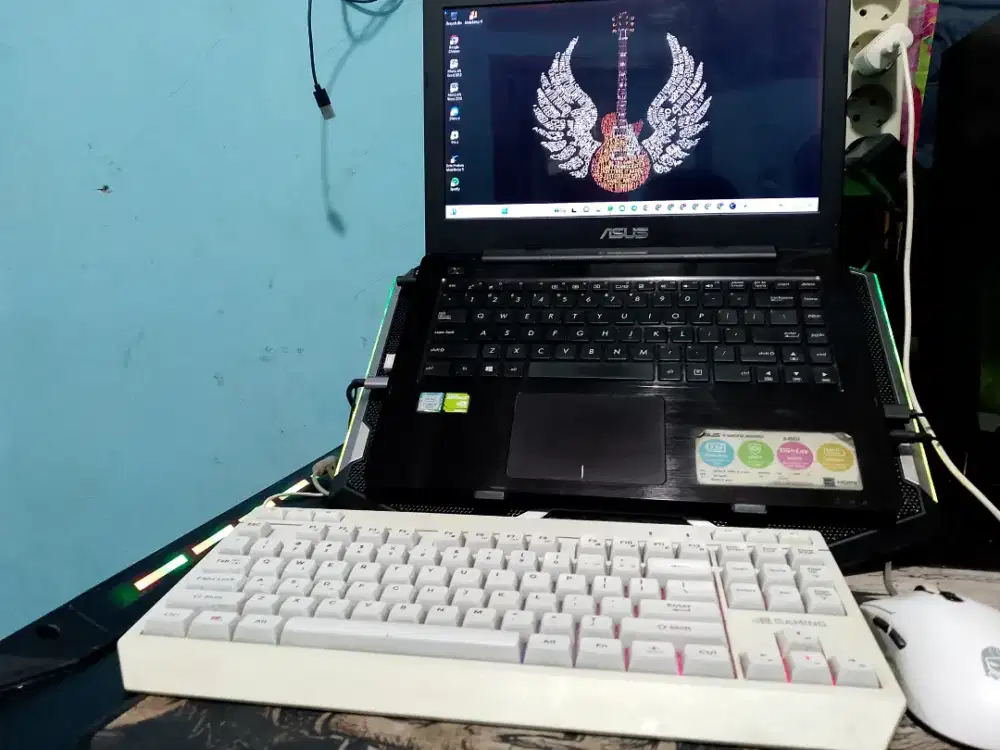 FS: SEPAKET LAPTOP DAN ACCESORISNYA