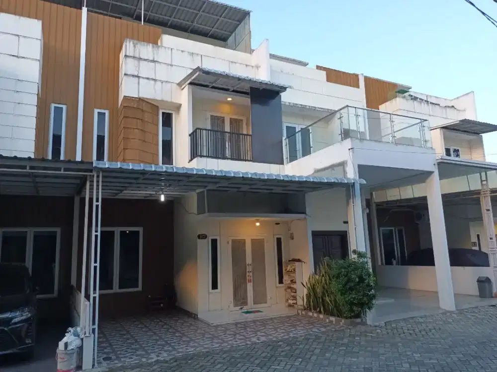 Hunian 2,5 Lantai di Imperial Mansion – Lingkungan Cluster Terawat