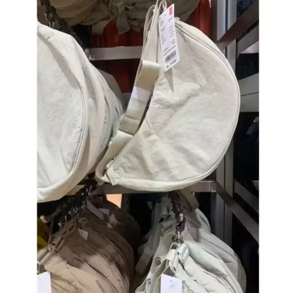 Waistbag Canvas Uniqlo
Cream