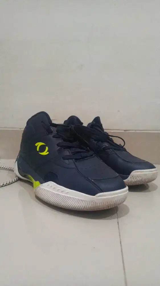 Sepatu basket (bekas)