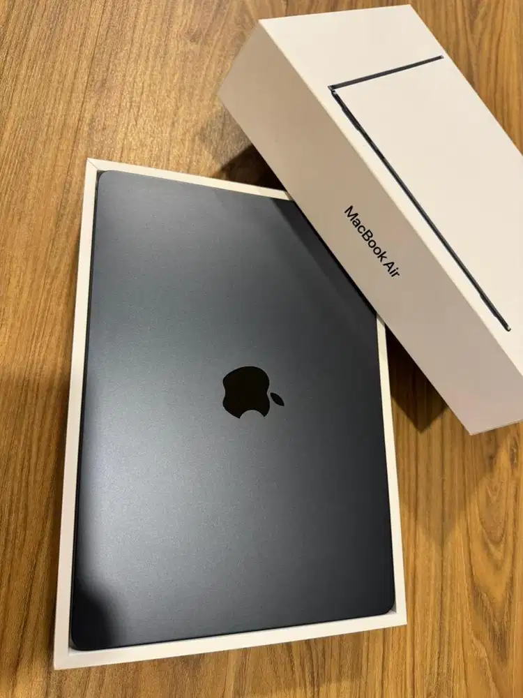 Dijual Apple Macbook Air 13.6 inch Chip M2 256GB warna Midnight