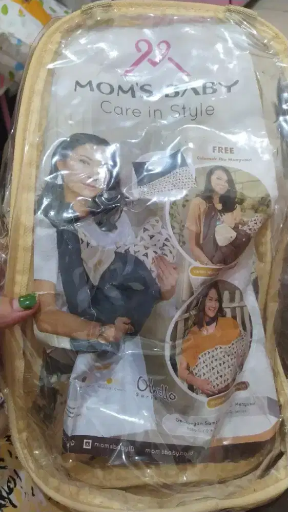 1 set gendongan dan aprond (penutup)menyusui