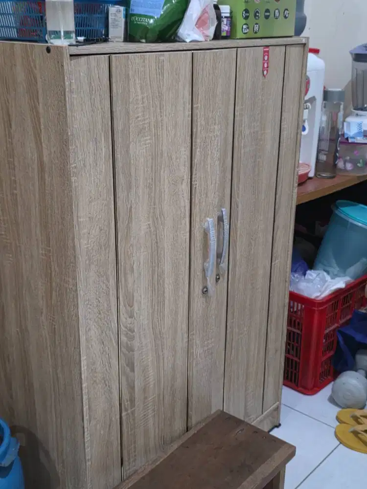 Lemari pakaian kayu
