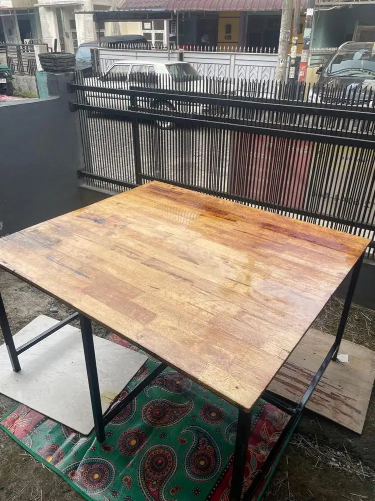 Meja persegi kayu
