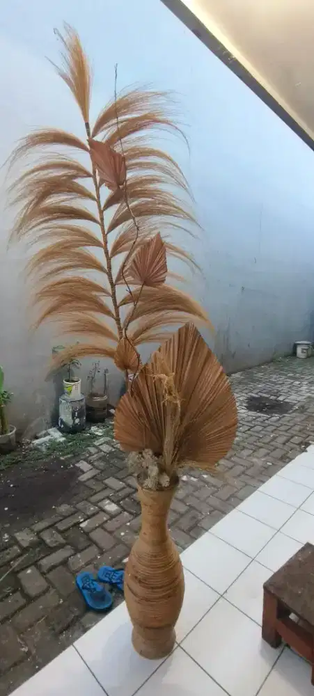 Hiasan Estetik Paket bunga kering, daun palem kering & vas rotan.
