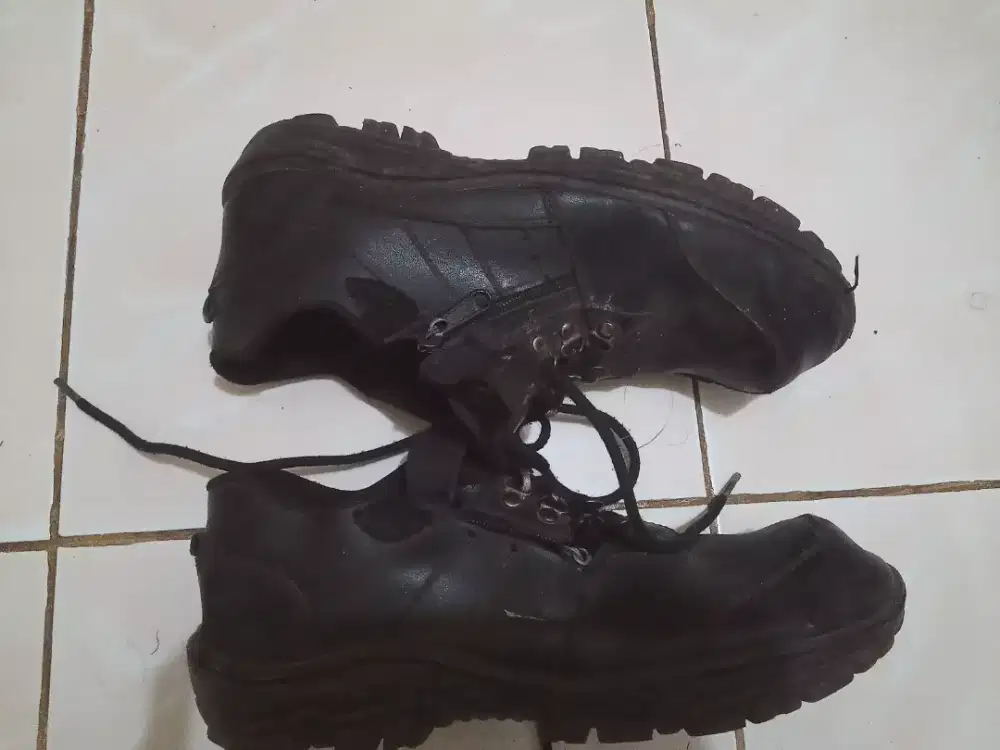 Sepatu sefty Bekas