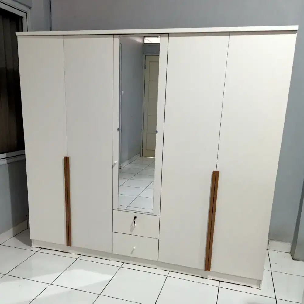 LEMARI PAKAIAN 5 PINTU MERK PIRA