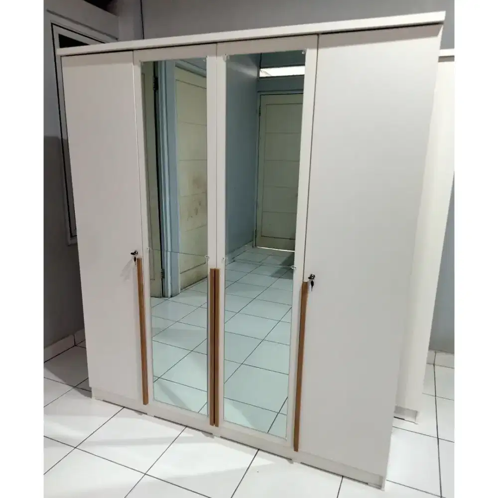 LEMARI PAKAIAN 4 PINTU MERK PIRA