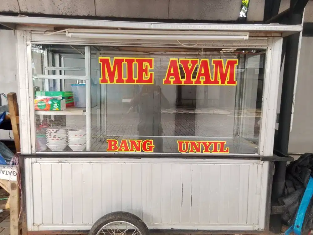 Gerobak bekas mie ayam