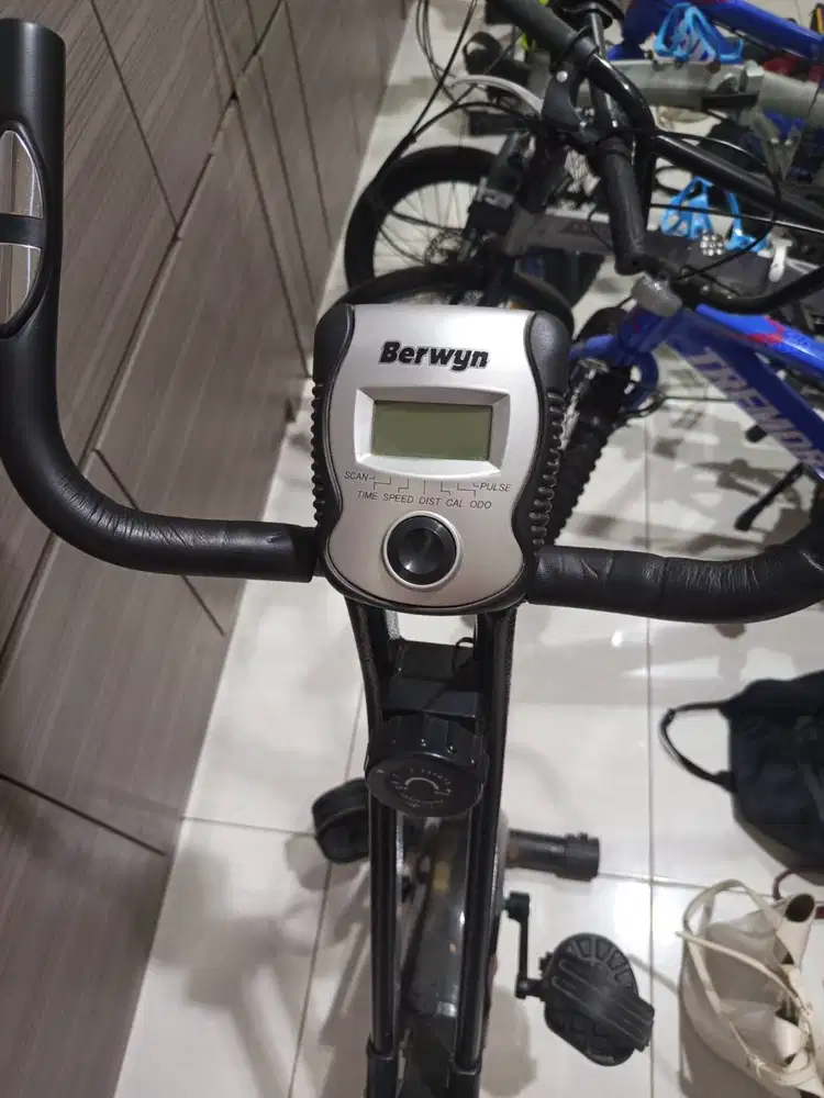 Sepeda statis Berwyn dulu beli di ACE, kondisi 80%