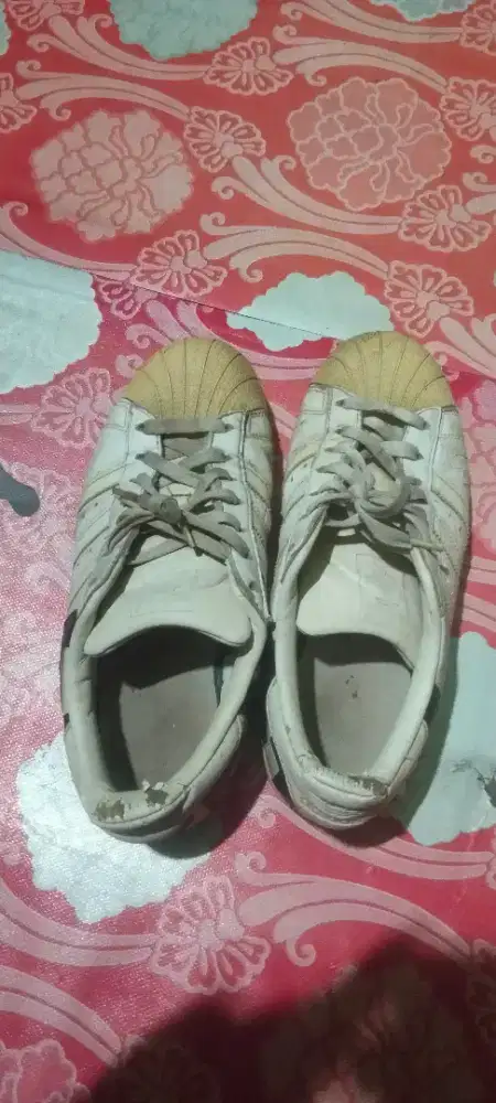 Sepatu Adidas..