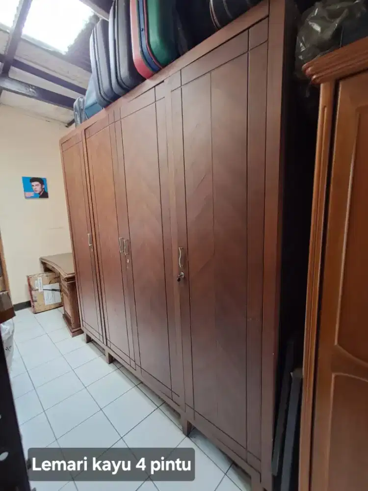 Lemari pakaian bahan kayu 4 pintu