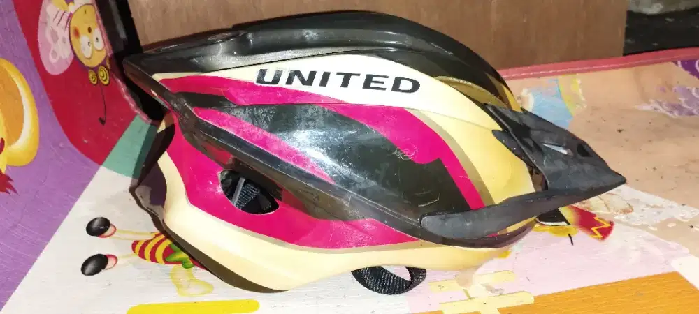 Helm sepeda united