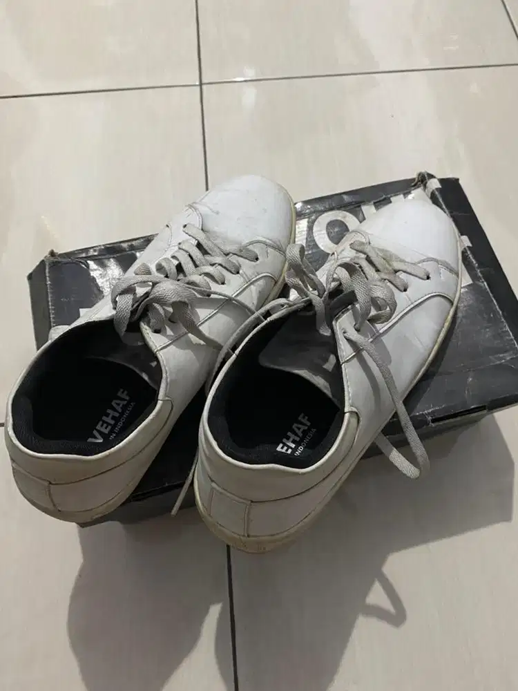 Dijual sepatu putih pria Ukuran 42